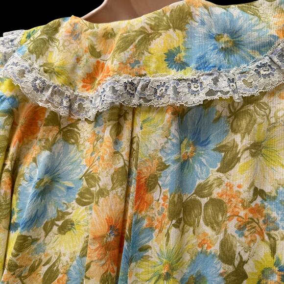 Vintage 1960s Delicate Floral Housecoat Yellow Robe White Lace Trim Ribbon Tie - Picture 10 of 16